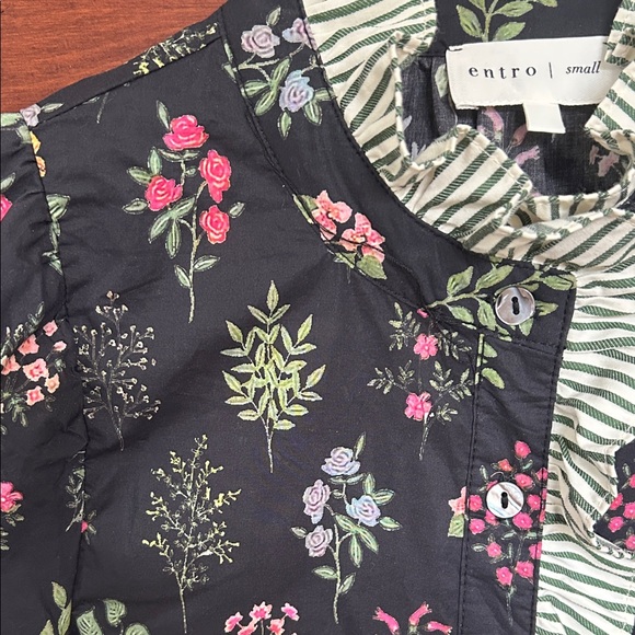 Entro Black Floral Blouse NWOT - Picture 3 of 4